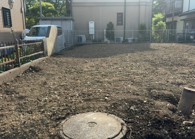 土地の面積＝住宅面積ではありません。建ぺい率の問題などで、土地のある場所によって住宅を建てられる面積は限られています。高さもしかり、「土地」という言葉の中には、建築条件も含まれると考えておきましょう。