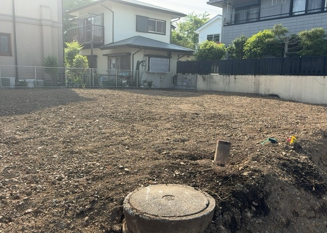 家を建てる場合、方位は要チェックです。現実的に日当たりのよい家ならばリビングは南側、建築基準法でも北側に当たる家への配慮は求められています。土地を見学に行く際は、方位磁針を持って行くようにしましょう。