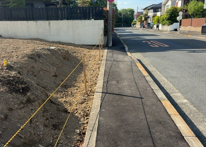 土地を買う際、住む地域の自治体や福祉の補助制度にも注目してみましょう。子供や老人の医療補助やゴミ出しのルールなど、自治体によってルールに大きな違いがあるため、暮らしやすい土地で判断するとよいでしょう。