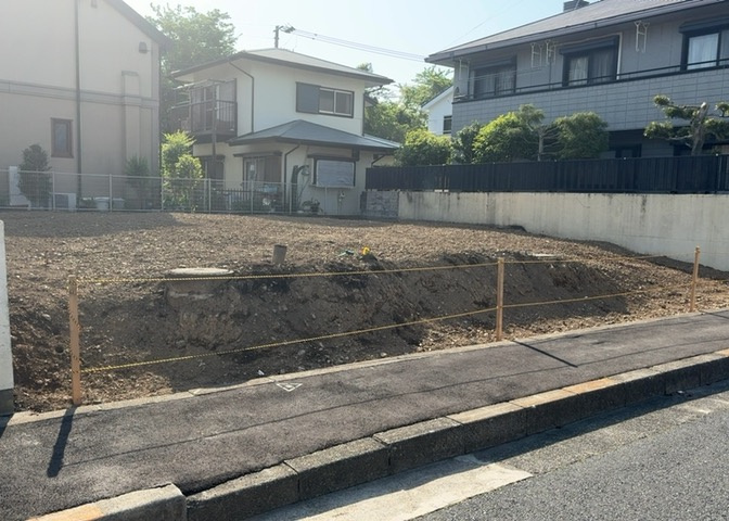 土地の前の道路に消火栓が設置されていることがあります。この場合、道路交通法第45条第1項により、駐車禁止の場所が指定されています。そのため、車庫などの駐車スペースをつくることができない場合があります。