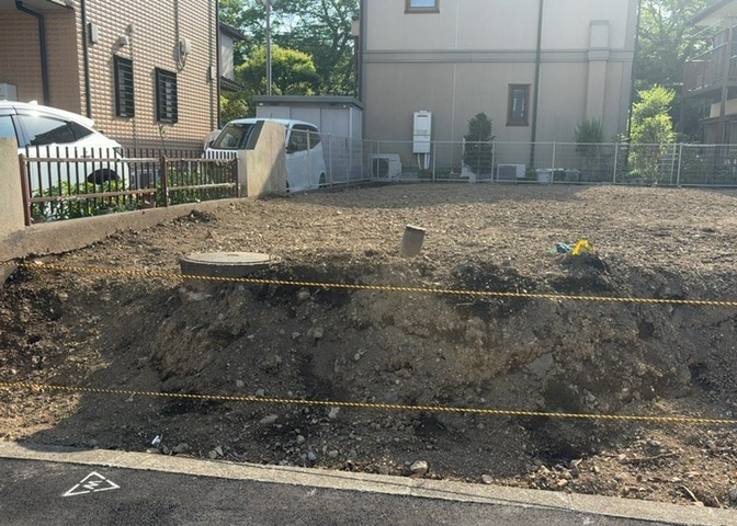 現地に行くなら、物件の周囲の地形がどうなっているかを見ることも大切です。周辺より低くなっている土地では、大雨などで水が集まりやすいため、地盤が弱くなっているということも考えられるため、注意が必要です。