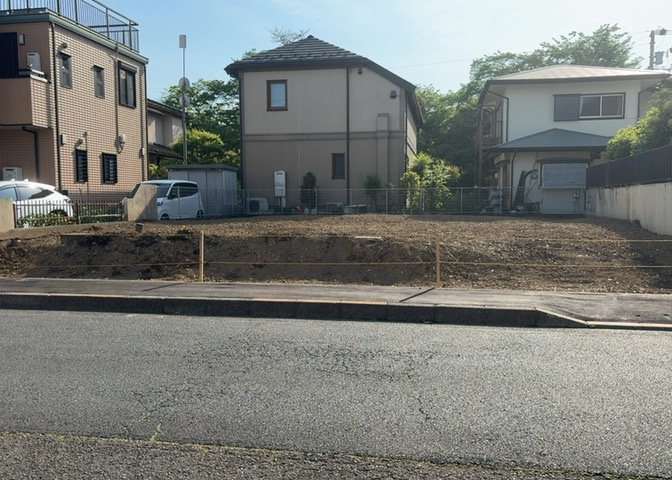 土地購入を検討されている場合、境界杭がない状態で購入してしまうと境界確定測量をする必要があり、費用がかかります。購入の前に、売主、隣土地所有者立ち合いのもと境界を確定し境界杭を設置するのがベストです。