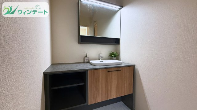 収納力とデザイン性を兼ね備えた洗面化粧台。小物の整理がしやすく、使うたびに快適さを実感できます。