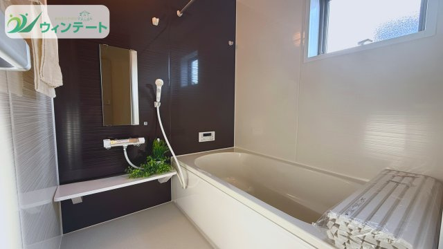 家族みんながゆったりくつろげる広さの浴室。換気・乾燥・暖房ができる機能付きで、一年中快適な入浴時間を楽しめます。