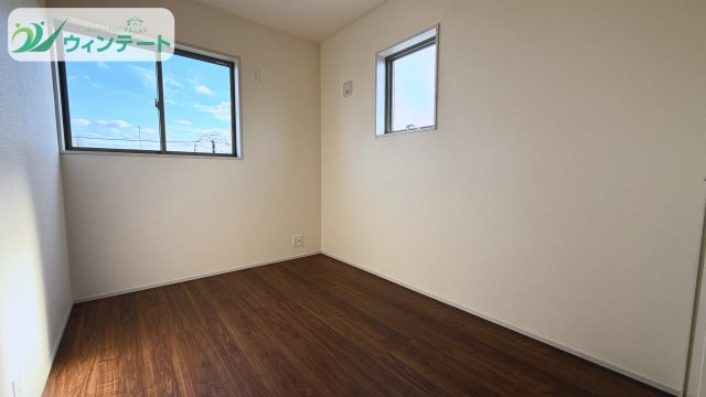 各居室はしっかりとした広さがあり、ベッドやデスクを置いても開放感を感じられる空間設計です。