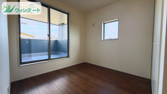 明るく風通しの良い2階洋室。寝室や子ども部屋としてはもちろん、在宅ワークスペースにも活用できる万能な空間です。