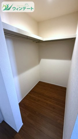 ウォークインクローゼットがあることで、生活空間がすっきり。整理整頓しやすい収納スペースです。