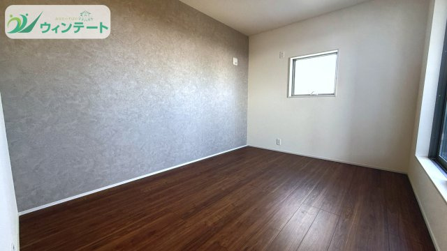 主寝室のアクセントクロスがおしゃれですね＾＾ベランダにも直結しているので寝起きから日光が浴びれます！日光を浴びると幸せホルモンが分泌されるみたいですよ♪