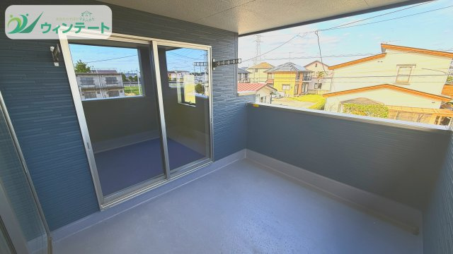 ワイドなバルコニーで、洗濯物や布団もまとめて干せます。毎日の家事がラクになるうれしいスペースです。