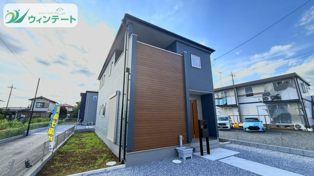 ナチュラル×モダンを融合した上品な外観。木目調のデザインが柔らかい印象を与える心地よい住まいです。