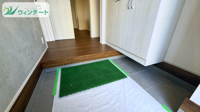 明るい玄関。家族や来客を気持ちよく迎えられる空間です。