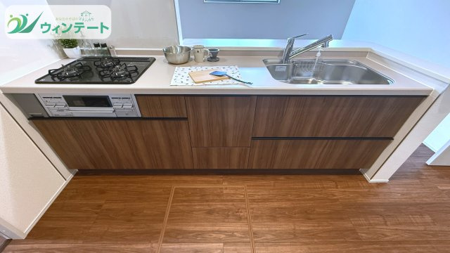 ママに嬉しい対面式キッチン。お料理中もリビングのお子様を見守れて安心。食洗機付きで後片付けもラクラク！