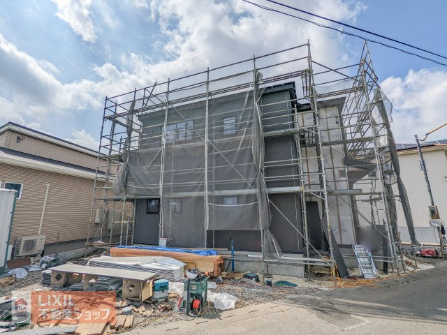 【現地写真】建築中。並列3台駐車可です。　