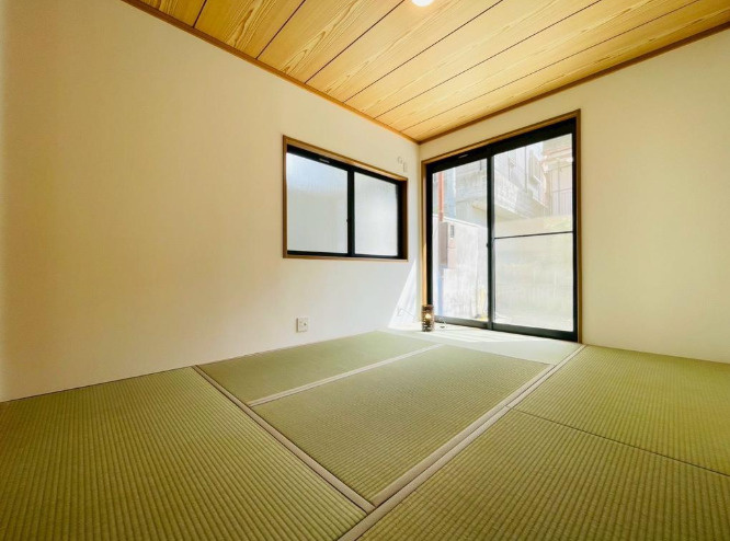 ■1階和室　約6帖　襖貼替え済みで、南東向きで明るい室内♪来客時やお子様の遊び場としても◎収納スペースもございます！