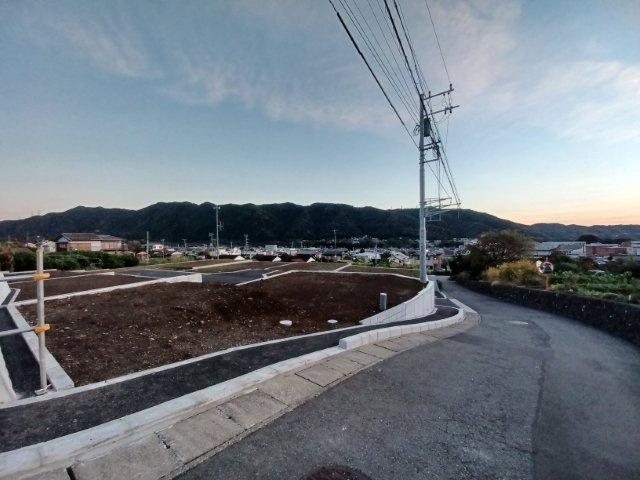 現地に行くなら、物件の周囲の地形がどうなっているかを見ることも大切です。周辺より低くなっている土地では、大雨などで水が集まりやすいため、地盤が弱くなっているということも考えられるため、注意が必要です。