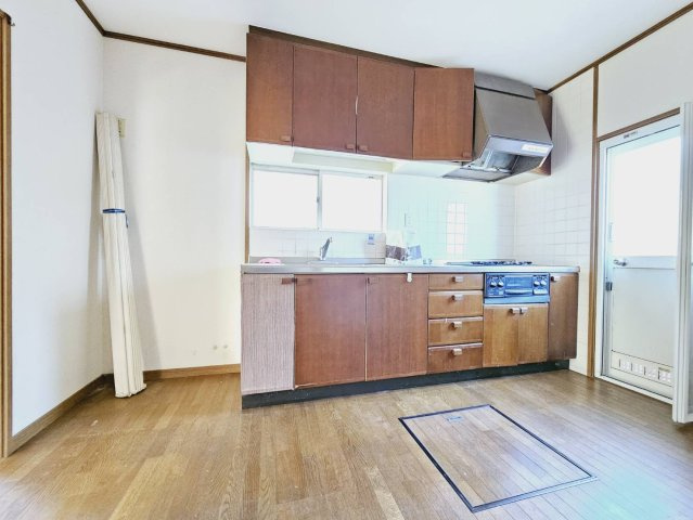 ■独立キッチンスペース■床下収納あり■奥には勝手口■右手にはトイレと玄関スペースに通じます。