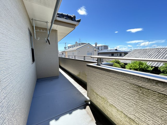 風通しの良い軒付きベランダで洗濯物が干せます！