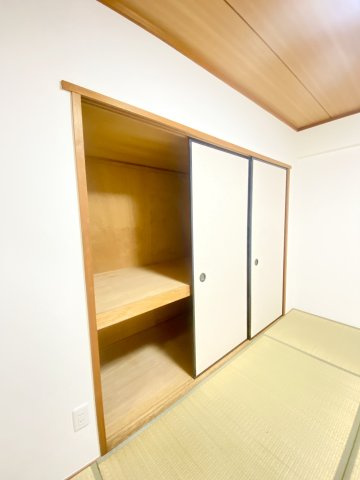 押入れ、3枚襖のため押入れも一般の和室に比べて広い印象があります♪