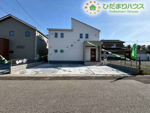 並列で最大3台まで停められる広々とした駐車スペースです。ご友人が遊びに来た際も近くでコインパーキングを探す必要がありません！自転車や三輪車、置き型の物置も余裕で配置できるのが嬉しいですね♪