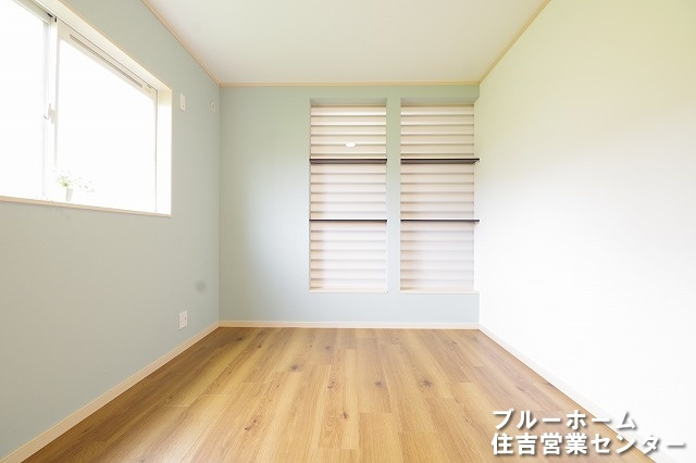 約6帖の洋室です！お部屋には収納や窓があります！