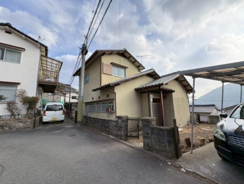 和の趣を感じる落ち着いた外観デザインです。高台に建つことで採光や通風にも優れ、開放感ある暮らしを叶えます。周囲の街並みと調和しながらも、しっかりとした存在感ある佇まい。ゆったりとした住環境が魅力です。