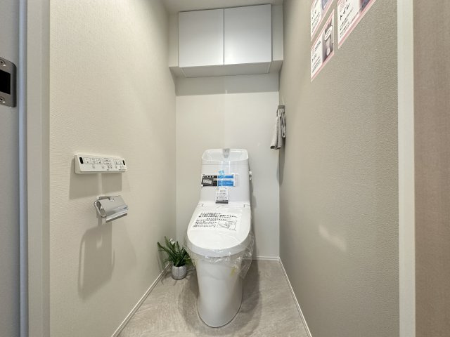 上部に収納が備わっていて、すっきりとスタイリッシュなトイレ空間です。