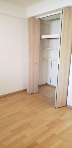 洋室約6.5帖：クローゼット付き