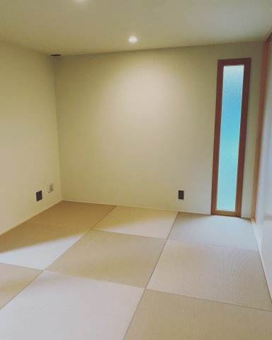 彩の異なる半畳畳で市松模様を再現。とても落ち着く空間になっています。