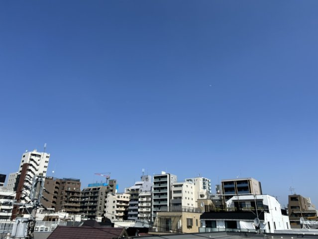 周辺に高い建物が無いのでルーフバルコニーからの眺望は空が広がっています