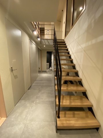 玄関～ホールにかけて上部吹抜けになっています。またホールへ上がる段差も低く設定しているので、お子様やご高齢の方でも安心です。