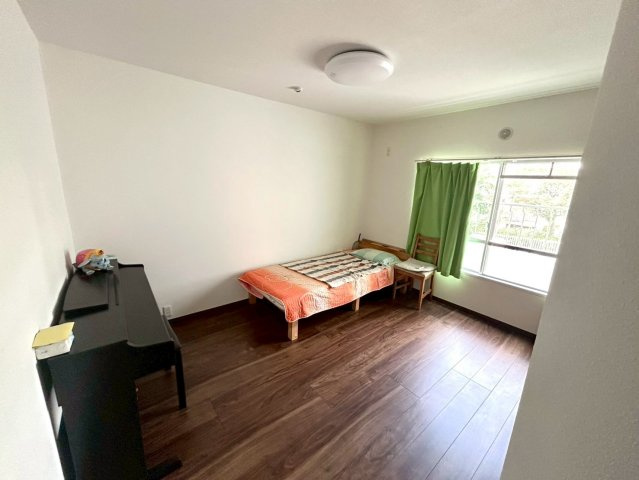 寝室でゆっくりと過ごすためにはベッド周りの適度な空間を担保することや窓の位置、照明の明るさ、寝室の広さなどを考える必要があります。自身や家族の構成とライフスタイルに併せて寝室にする部屋を選びましょう！