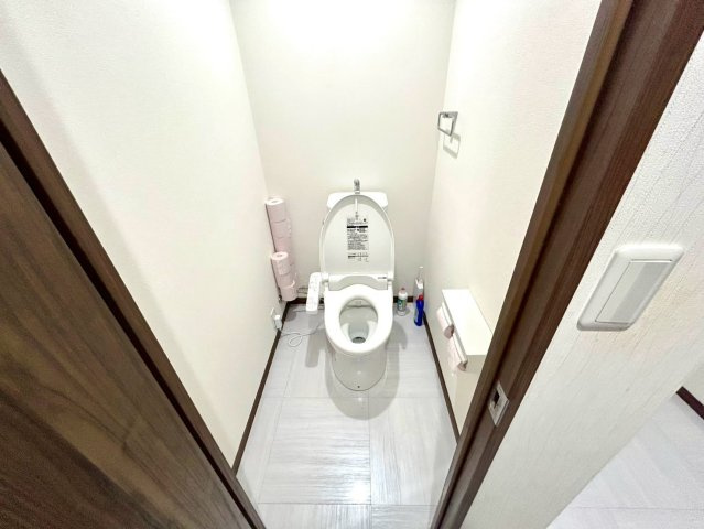 トイレは大きさや形、機能、抗菌性などが異なる多種多彩なタイプが各メーカーから出ています。それぞれに良さがあるため、事前にどういったタイプのトイレがいいのかをご家庭内で決めて、内見に行くといいでしょう。