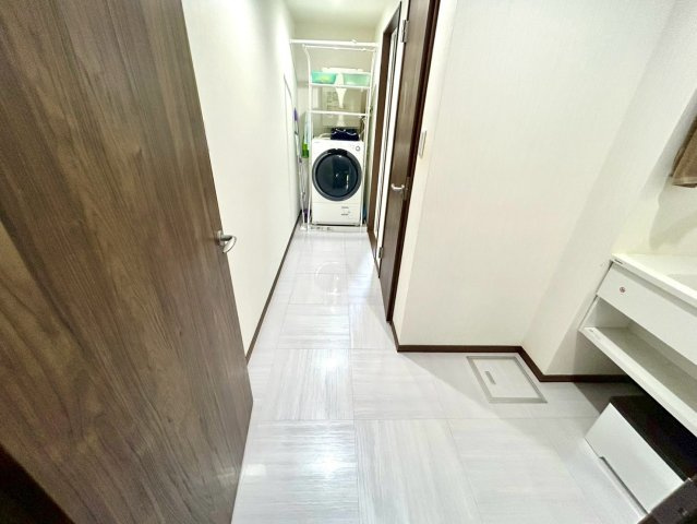 多くの戸建て住宅で見かける洗面脱衣所は、洗面台と洗濯機が2畳ほどのスペースに並べられていて、洗面所が脱衣所を兼ね備えている間取りが一般的です。お客様が利用することもある、パブリックな空間でもあります。