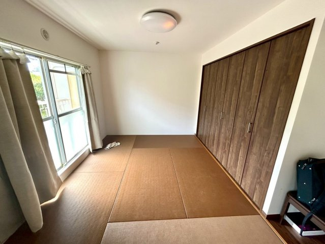洋室のメリットは重い家具が置きやすく、身の回りが整理しやすいことです。　床がフローリングのため畳とは異なり凹みにくいです。　クローゼットなど収納が豊富で、普段使わない旅行カバンや服の整頓も簡単にです。
