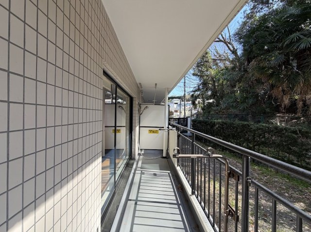 ◆気持ちのいい空が見渡せる広いバルコニー。爽やかな風を感じて、心躍る素敵な暮らしがはじまります。通風・採光にも優れ、心地よい光と風があふれています。