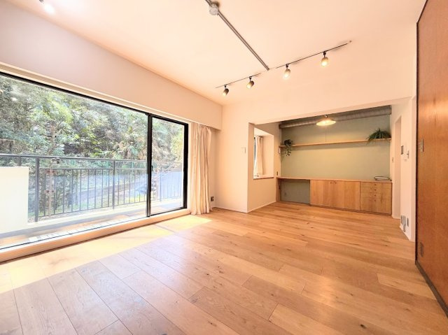◆広々としたリビング・ダイニングは、シックでモダンな内装。落ち着いた雰囲気に包まれて、伸びやかな空間のなかで、ゆったりと家族団らんのひとときを過ごせます。