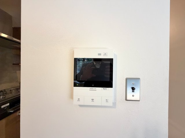 ◆受話器を持たずに、来訪者と通話ができ、モニターで姿が確かめられるインターホンを採用しました。暮らしの安心感を一層高めます。