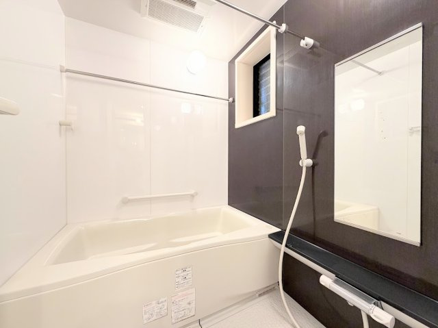 ◆モダンデザインの空間が気持ちよさを高めてくれるバスルーム。すっきりとした清潔感の中に都会的なセンスが感じられ、心身をリフレッシュできる寛ぎを深めてくれるスペースです。