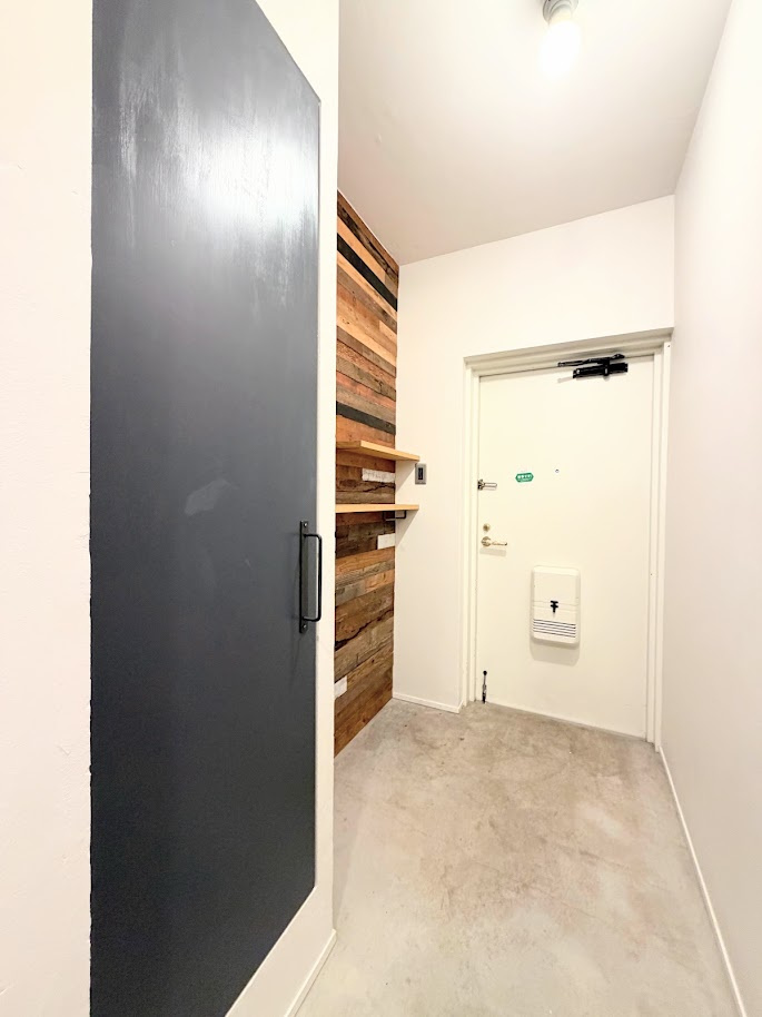 ◆光の渦が溢れた明るい玄関ホール。「おかえり」と「ただいま」が交差するお家の顔とも言える場所は爽やかで心地良い空間となっています。すっきり片付いた玄関で来客時にも自信が持てそう。