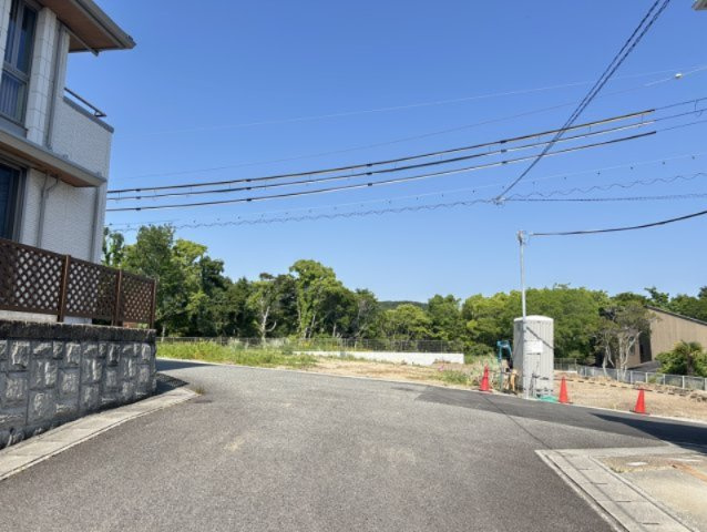 《建築条件なし土地》2号地・3号地とも道路との高低差が少ないフラットな敷地です。建物の配置や駐車計画も検討しやすい土地です。