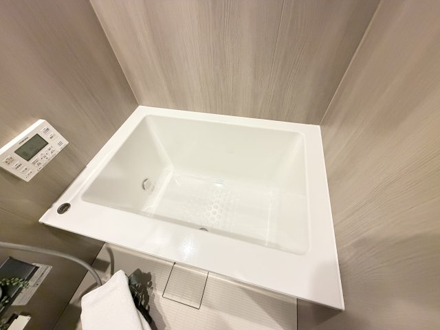 【浴室】　ゆったり浸かれる浴槽。浴室乾燥暖房機・追焚機能付き。快適なバスタイムをサポートします。