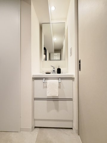 【独立洗面化粧台】　大きな鏡のある独立洗面化粧台。朝の身支度もスムーズに整えられます。