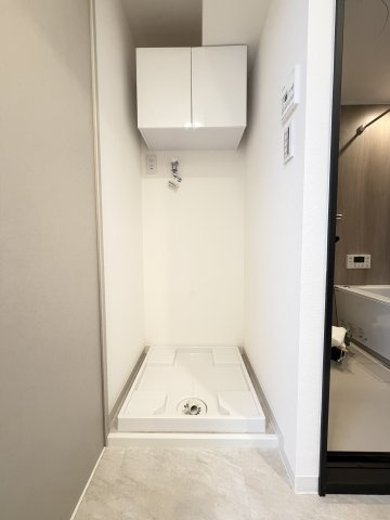 【室内洗濯機置き場】　吊戸棚付きの室内洗濯機置き場。洗濯まわりをすっきり整えられます。