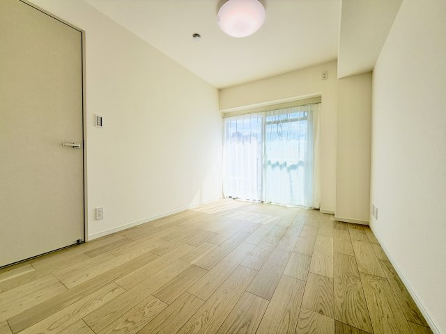 【洋室約5.6帖】　光が差し込む明るい洋室。寝室としてもゆったり過ごせる心地よい空間です。