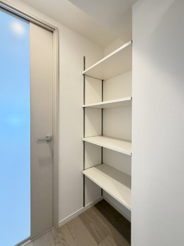 【廊下収納】　棚付きの廊下収納。日用品のストックを整理しやすく、暮らしがすっきりします。