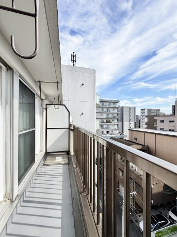 【バルコニー】　空が広がる明るいバルコニー。洗濯物も干しやすく、心地よい風を感じられます。