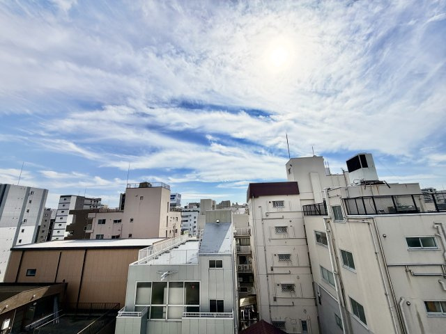【眺望】　6階からの眺望。青空が広がる開放的な景色を、毎日の暮らしの中で楽しめます。