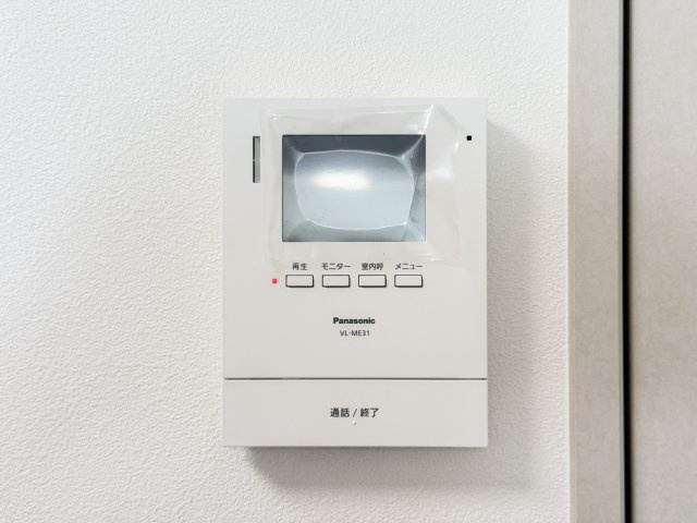 【TVモニター付きインターホン】　来訪者を映像で確認できるので、在宅時も安心して応対できます。