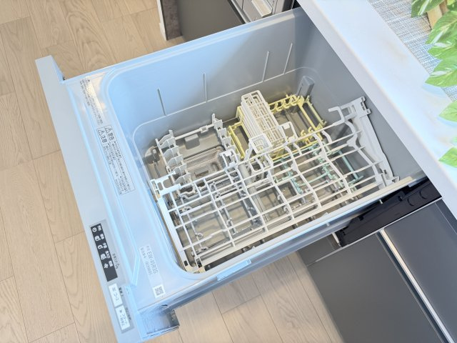 【食洗器】　ビルトイン食洗機付き。毎日の後片付けの手間が減り、家族との時間を増やせます。