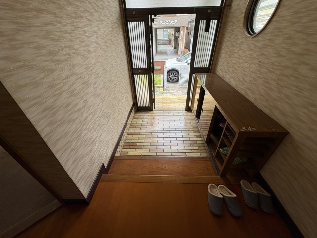 ゆとりある広さの玄関スペースで、来客時にもゆったり対応可能。シューズボックスも備わっており、靴をすっきり収納できます。明るい印象の空間で、毎日の出入りを気持ちよく迎えられる住まいの入口です。